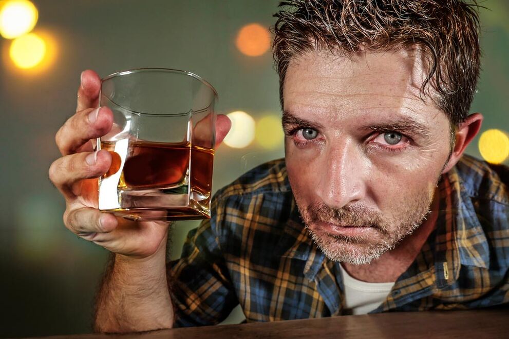 Ein Alkoholmann scheint schmerzhaft zu sein